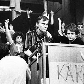 Palme håller tal under kårhusockupationen 1968.